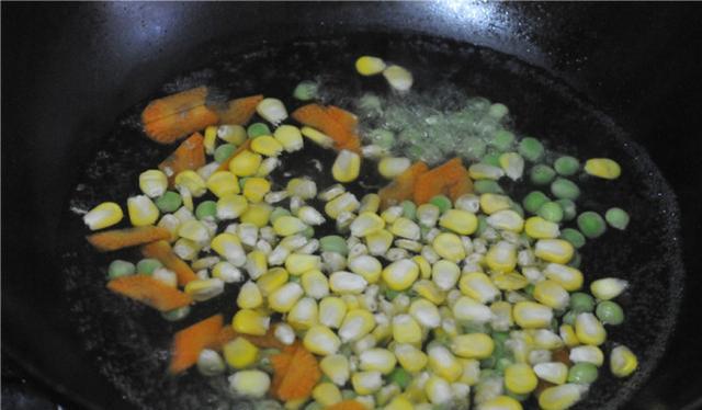 冰冻虾，别直接下锅！多加这“1步”，鲜嫩又不腥，美味吃不够