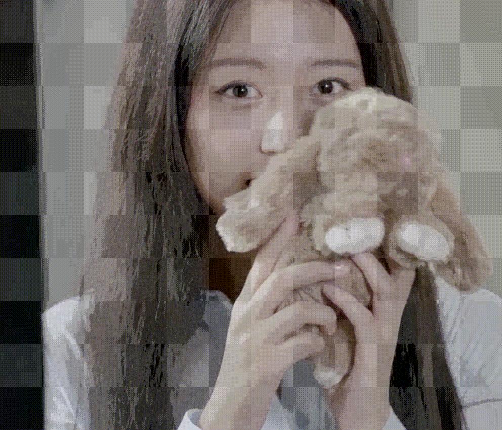 想与时尚并肩而行，不妨向周雨彤学习白色穿搭，让你美的与众不同