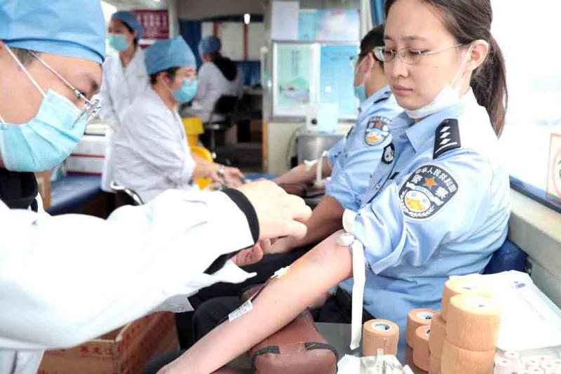 人民警察踊跃献血传递正能量,公安局组织公益献血活动