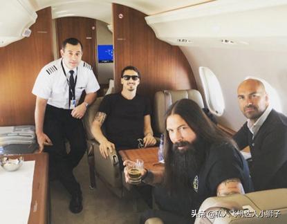 足坛球星私人飞机,足球球星坐私人飞机