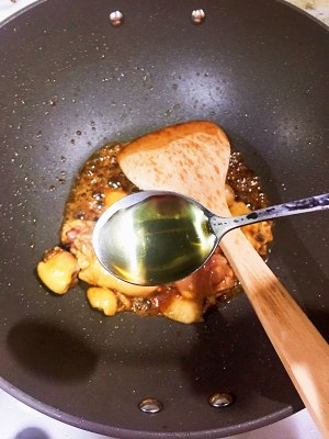 正宗蒸黄焖鸡视频,正宗黄焖鸡大料面