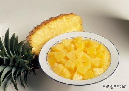 别再用盐水泡菠萝了，这个方法才更好，菠萝不酸涩，又甜又好吃