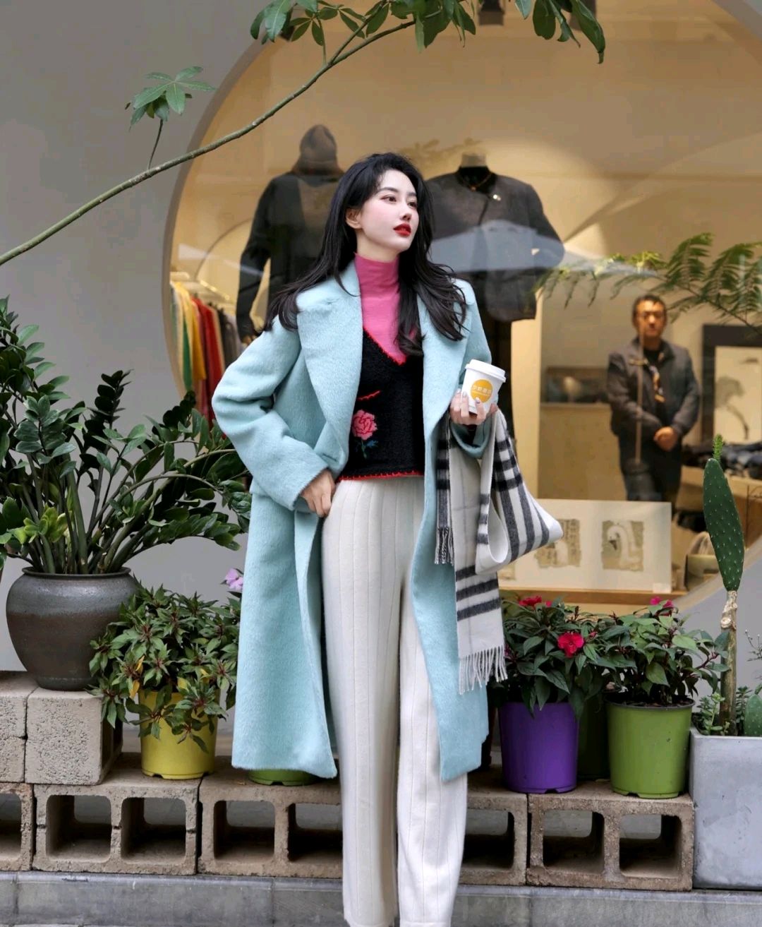 宽松毛衣叠穿搭配冬季,冬季黑色大衣和白色带帽毛衣穿搭