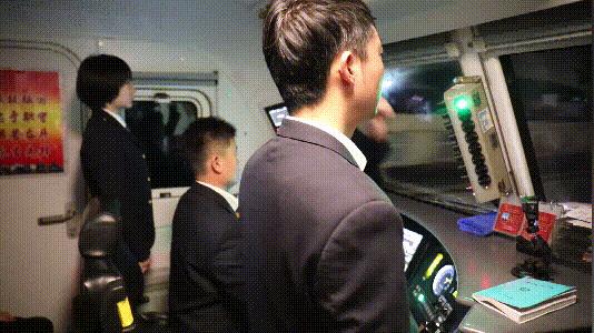 高铁副司机春运夜班的一天,高铁副司机服务春运