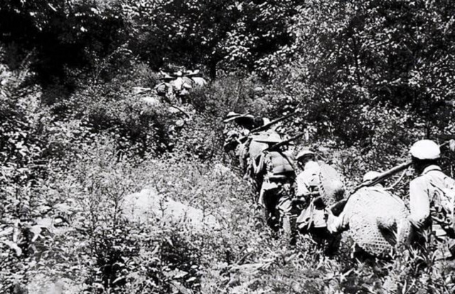 女儿收拾父亲遗物,发现一张“破烂奖状”,原来父亲是特等功臣