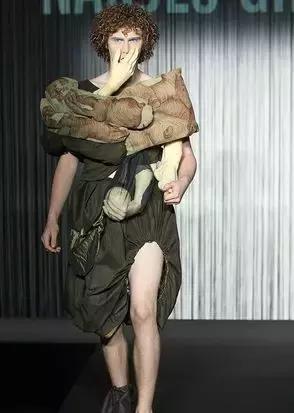 国潮这回对味儿了,不看logo还以为是巴黎世家!