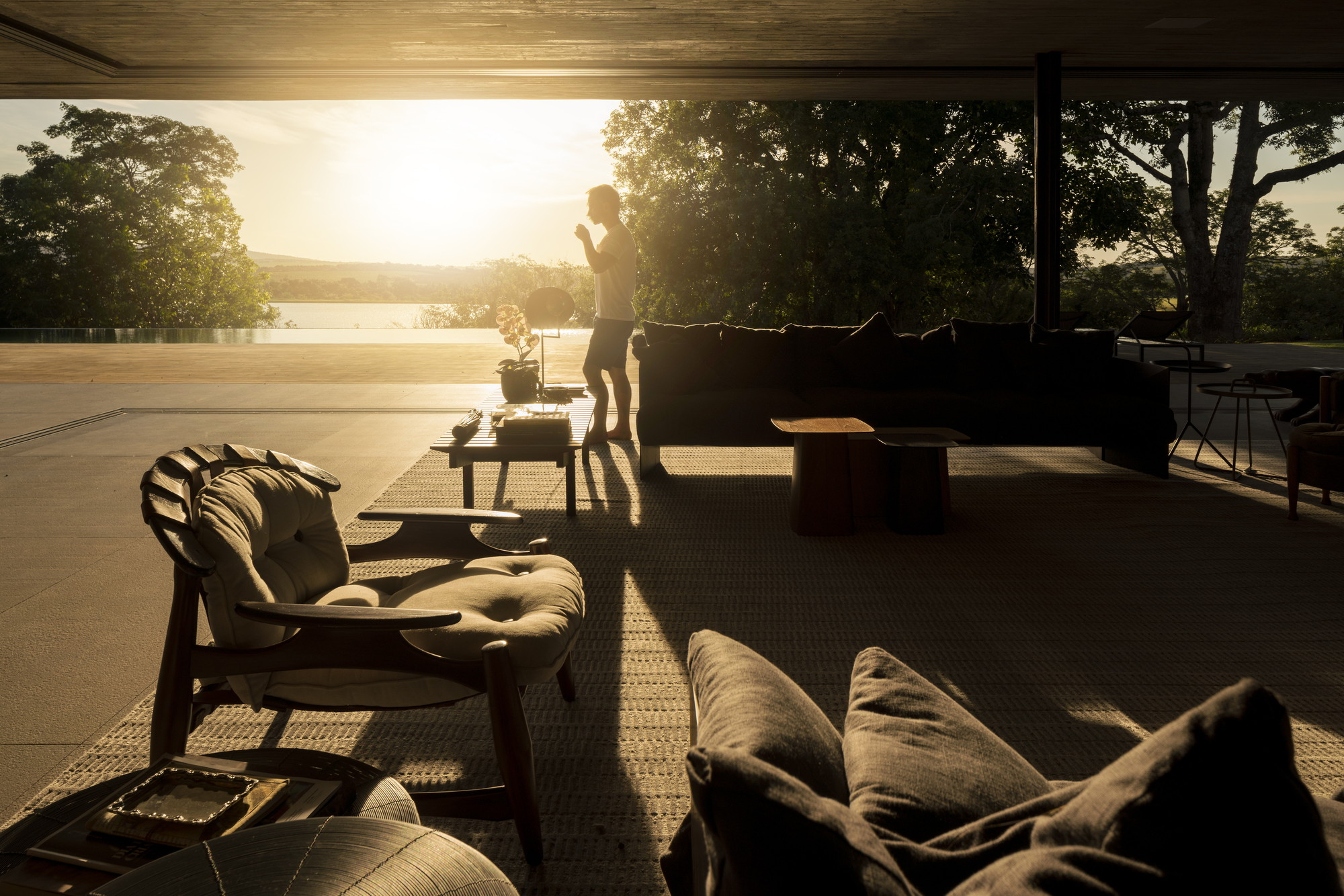 1000m²屋顶满种绿草，消隐在田园水光里的家