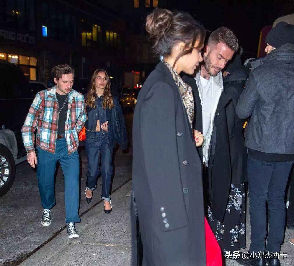 换个Logo贵10倍?!贝嫂这个联名款骗谁捏~|小郑周报