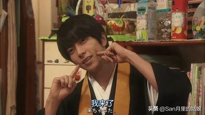 偷偷看前任的朋友圈,深夜偷看前任的朋友圈