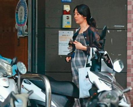 向太官宣郭碧婷的视频,向太郭碧婷眼神