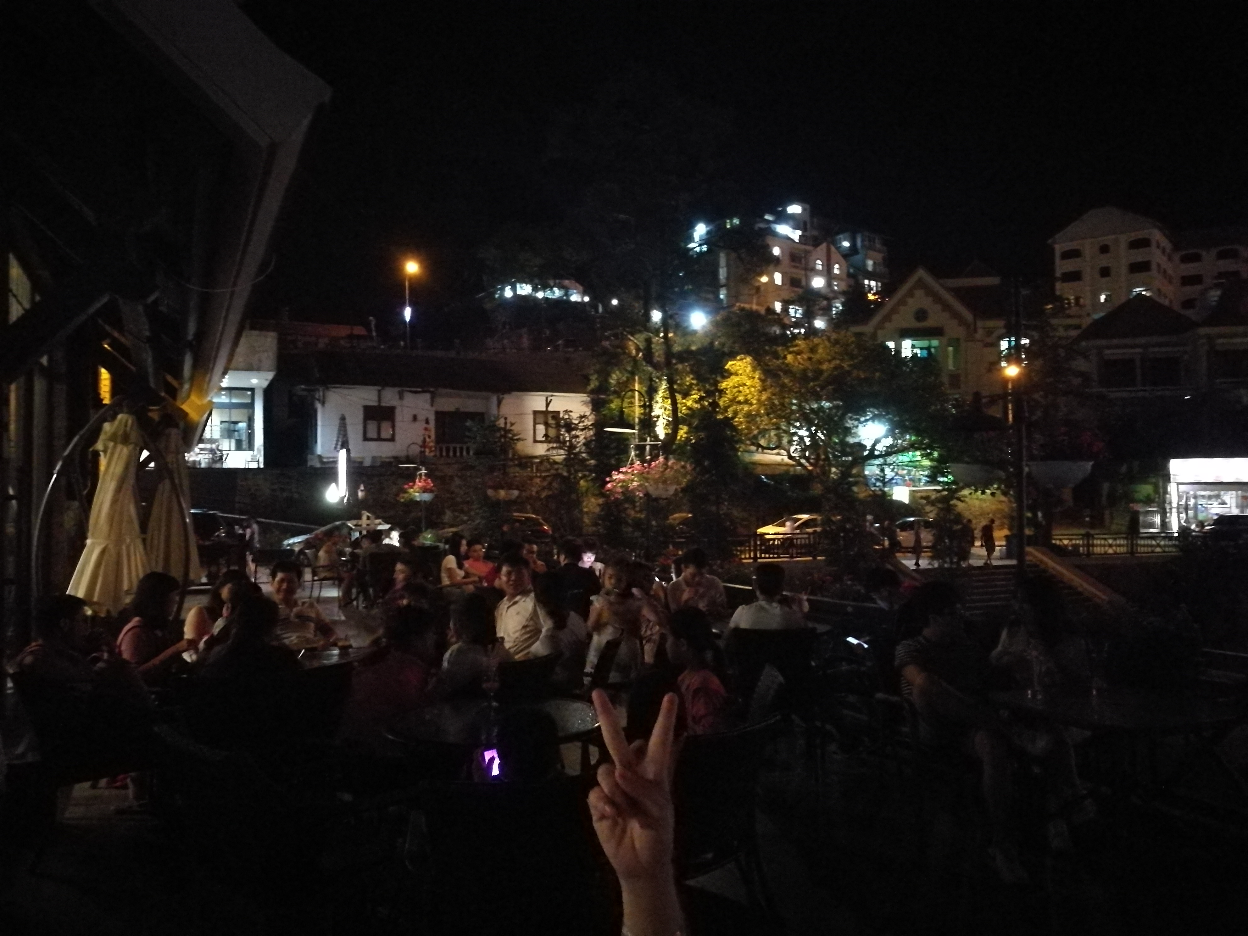 越南小妹独自野外深山探险,越南旅游奇遇记