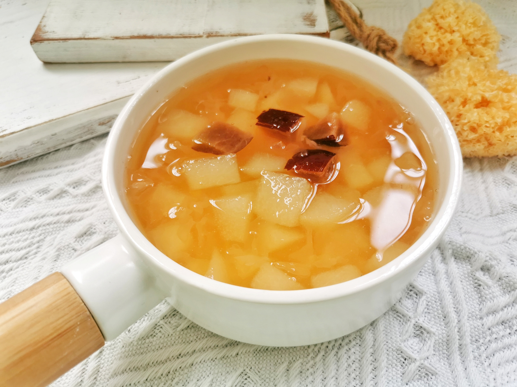 立秋喝银耳莲子粥,秋天喝银耳百合粥