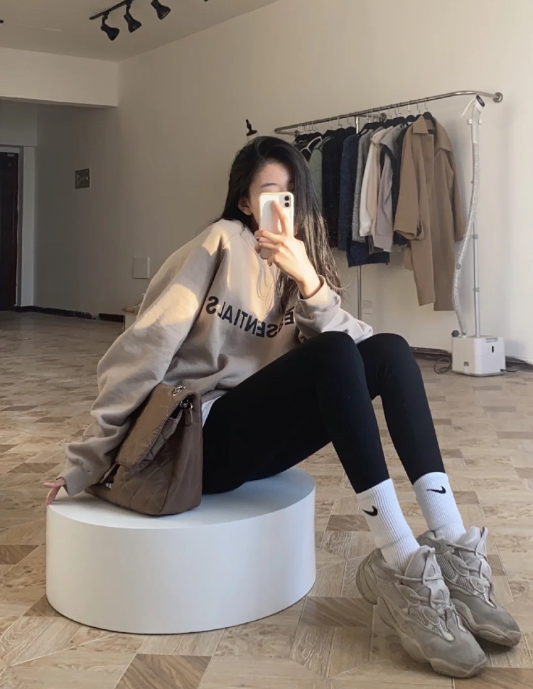 今年流行这样的鲨鱼裤舒适不紧绷 (最近爆火的鲨鱼裤这样穿更时髦)