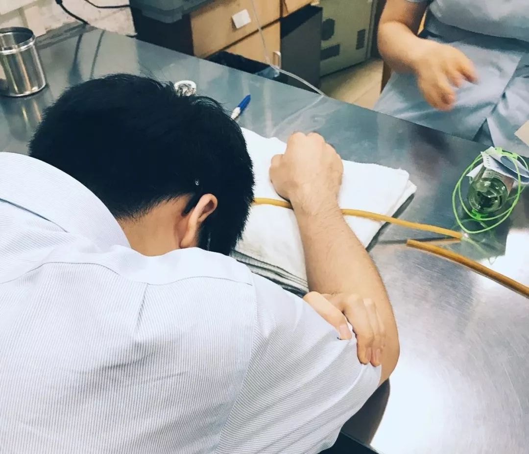 脾胃湿气重应该多喝水还是少喝水,湿气到底怎么来的