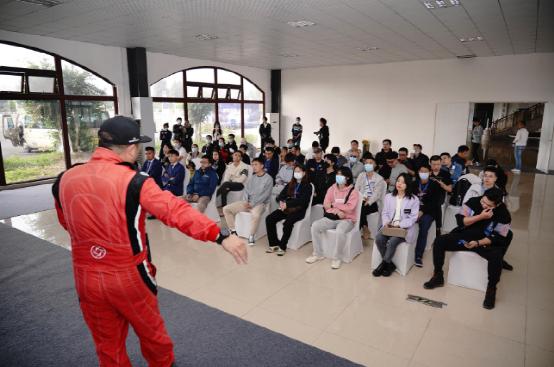 优秀不止一种选择成都金马试驾“蓝鲸双雄”感受“竞速王者”魅力