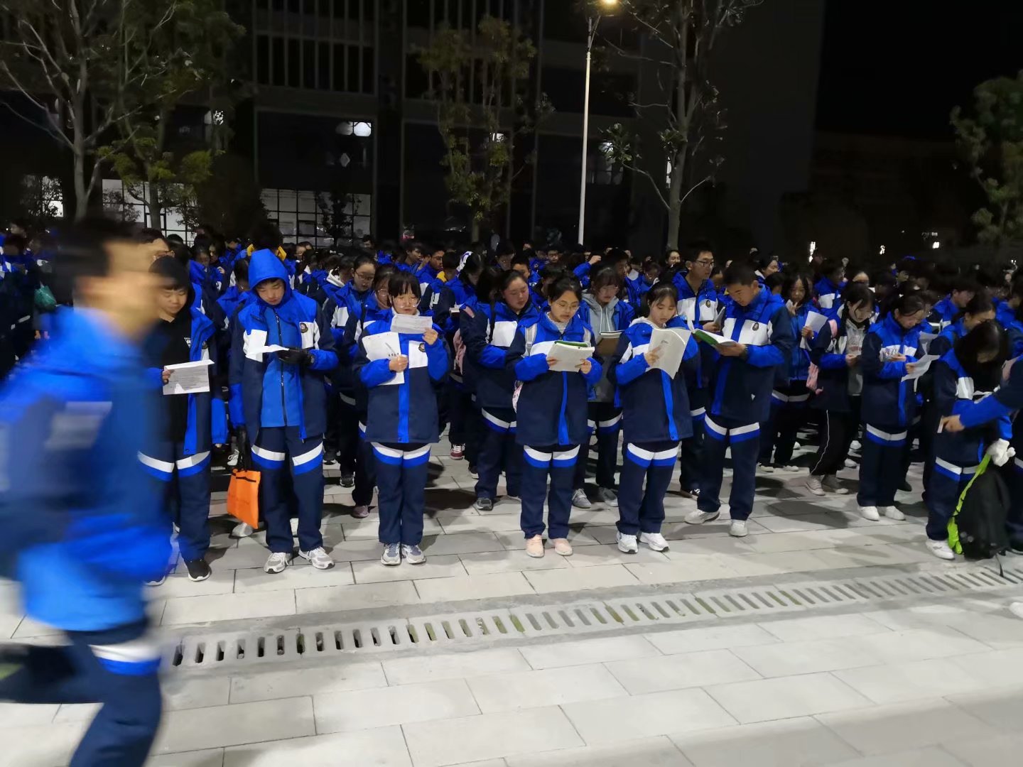 清晨的校园弥漫大雾,清晨的校园