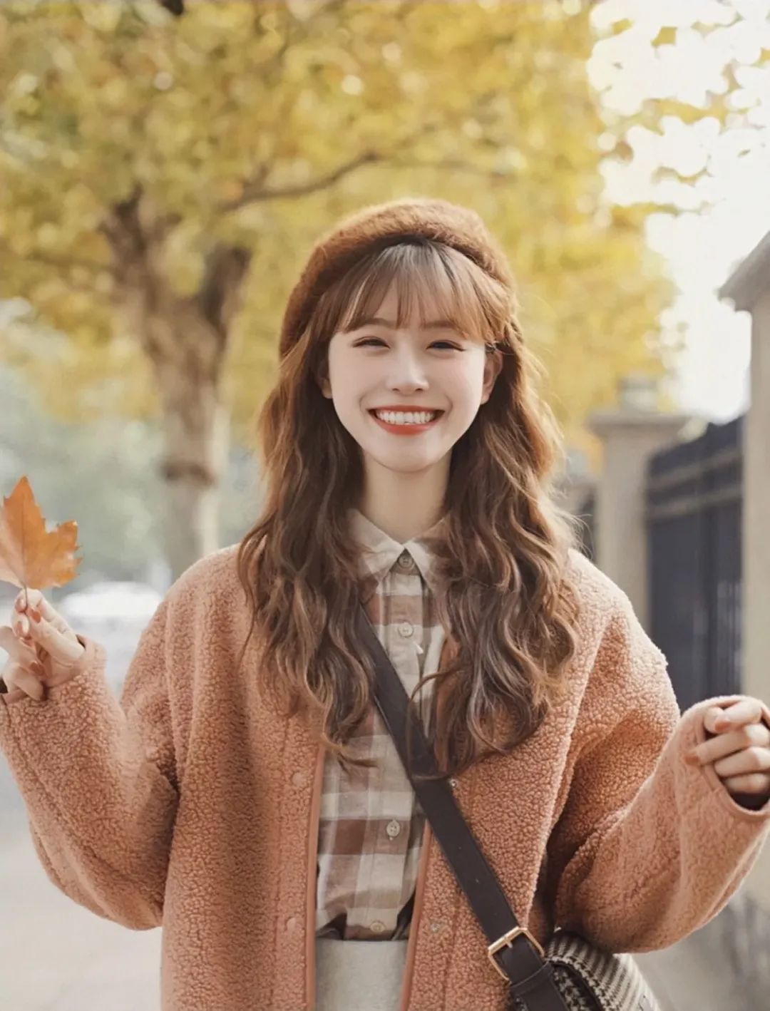 2021网红爆款发型短发戴狗啃刘海,头发2020流行发型显脸小