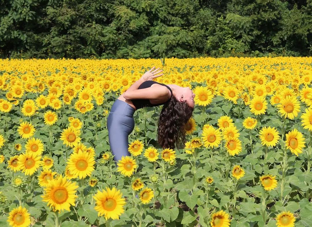 能让身体迅速出汗的动作,来点轻松弹跳步