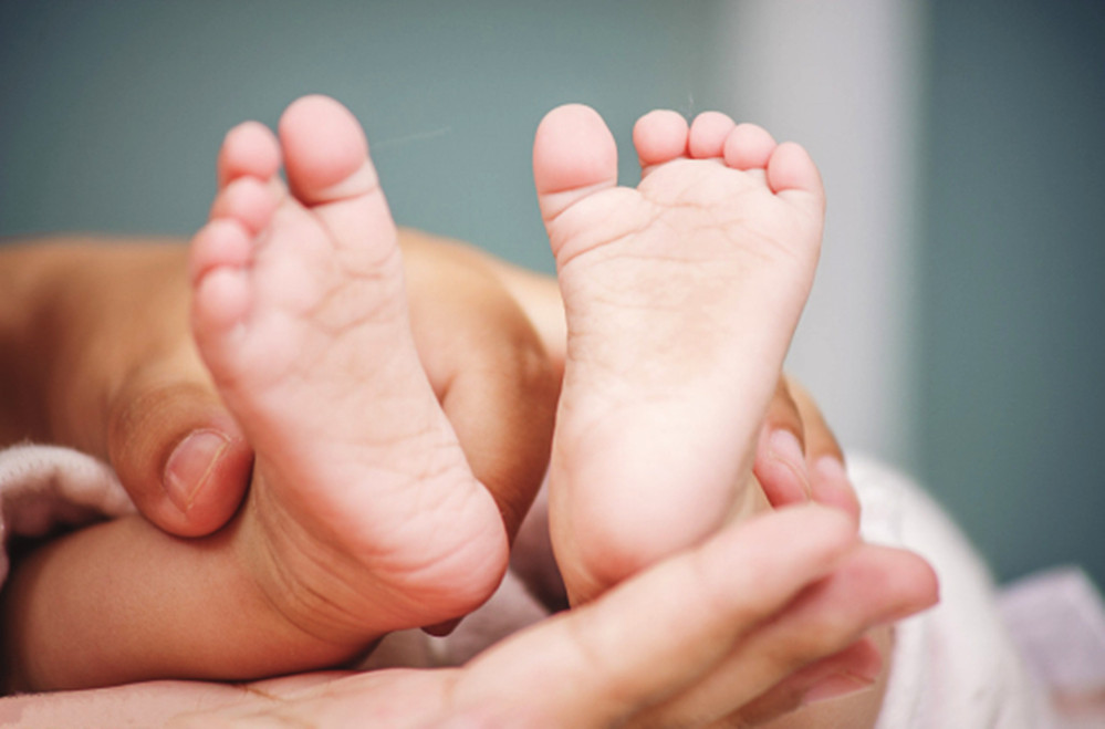 夏天宝宝光脚丫好还是穿袜子好,宝宝夏天为啥要穿袜子