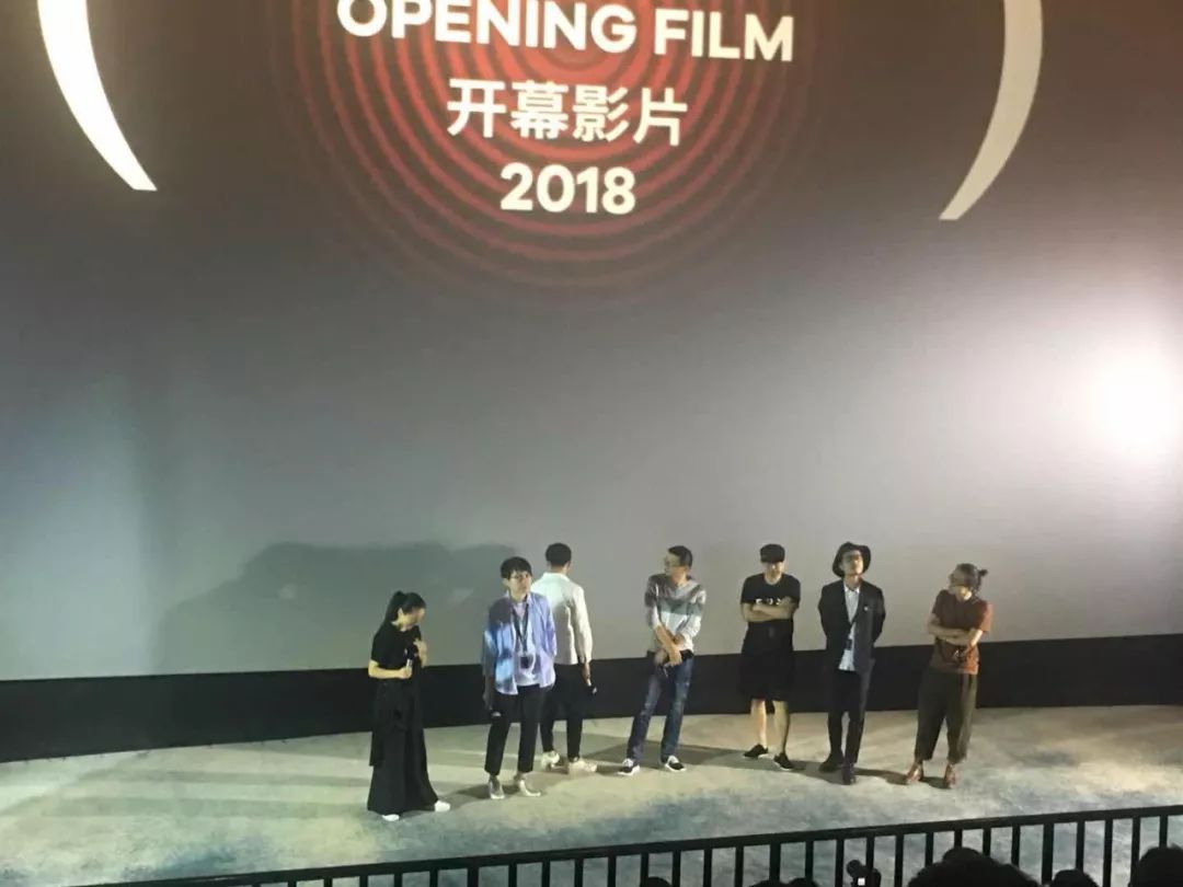 大象席地而坐有人说话,大象席地而坐