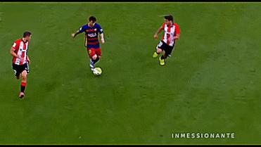 实况足球手游梅西精彩过人集锦,足球梅西过人技巧