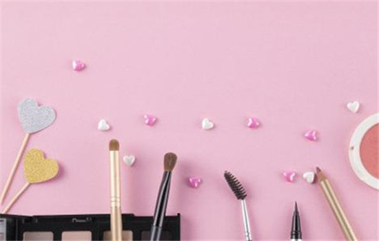 化妆卡粉浮粉不服帖怎么办,男生化妆怎么避免卡粉