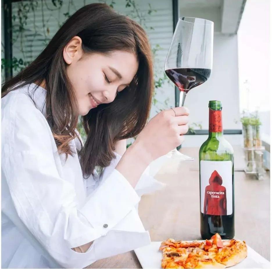 “狼，来了”！薇娅带着火遍全网的小红帽葡萄酒进博会直播