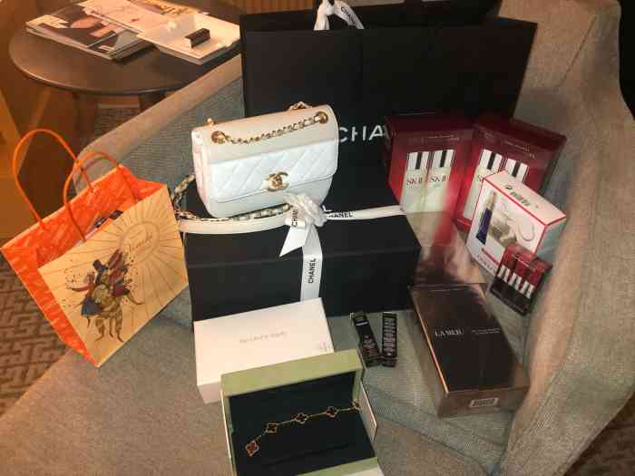 柜姐遇见不同顾客的反应,专柜柜姐态度不好可以投诉吗