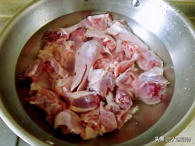 *鸭做**肉时，去腥别再焯水了，大厨教你3步，出锅软嫩鲜香，不腥臊
