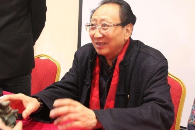 男子鉴宝为赝品专家说花一千收藏,小伙带天价玉鉴宝