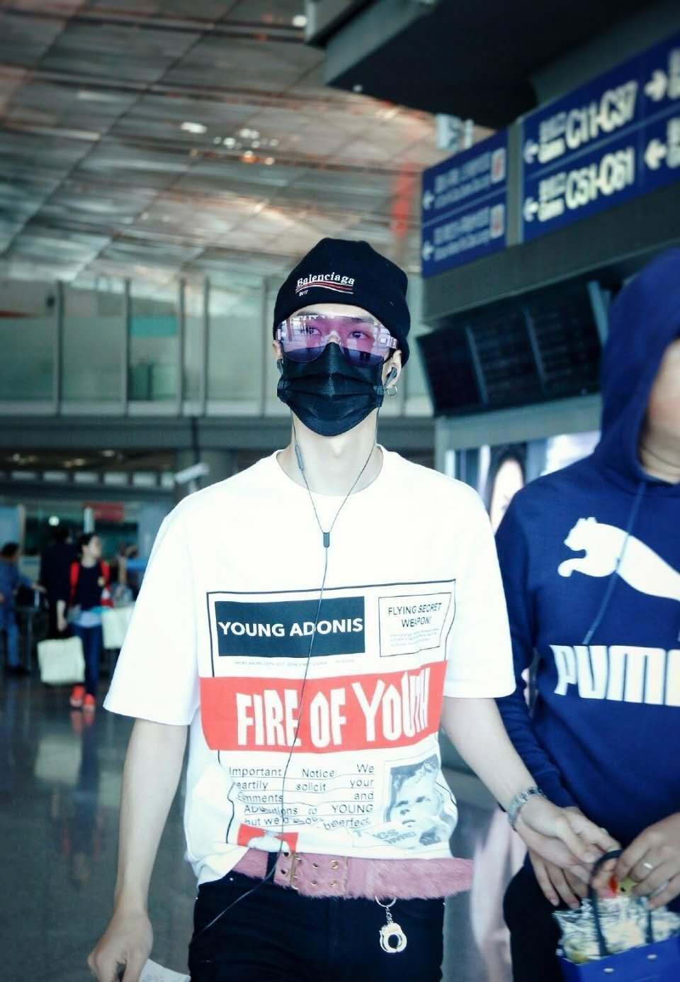 一博有条奇葩松紧带裤子?我所有的穿搭灵感都来源于创新。