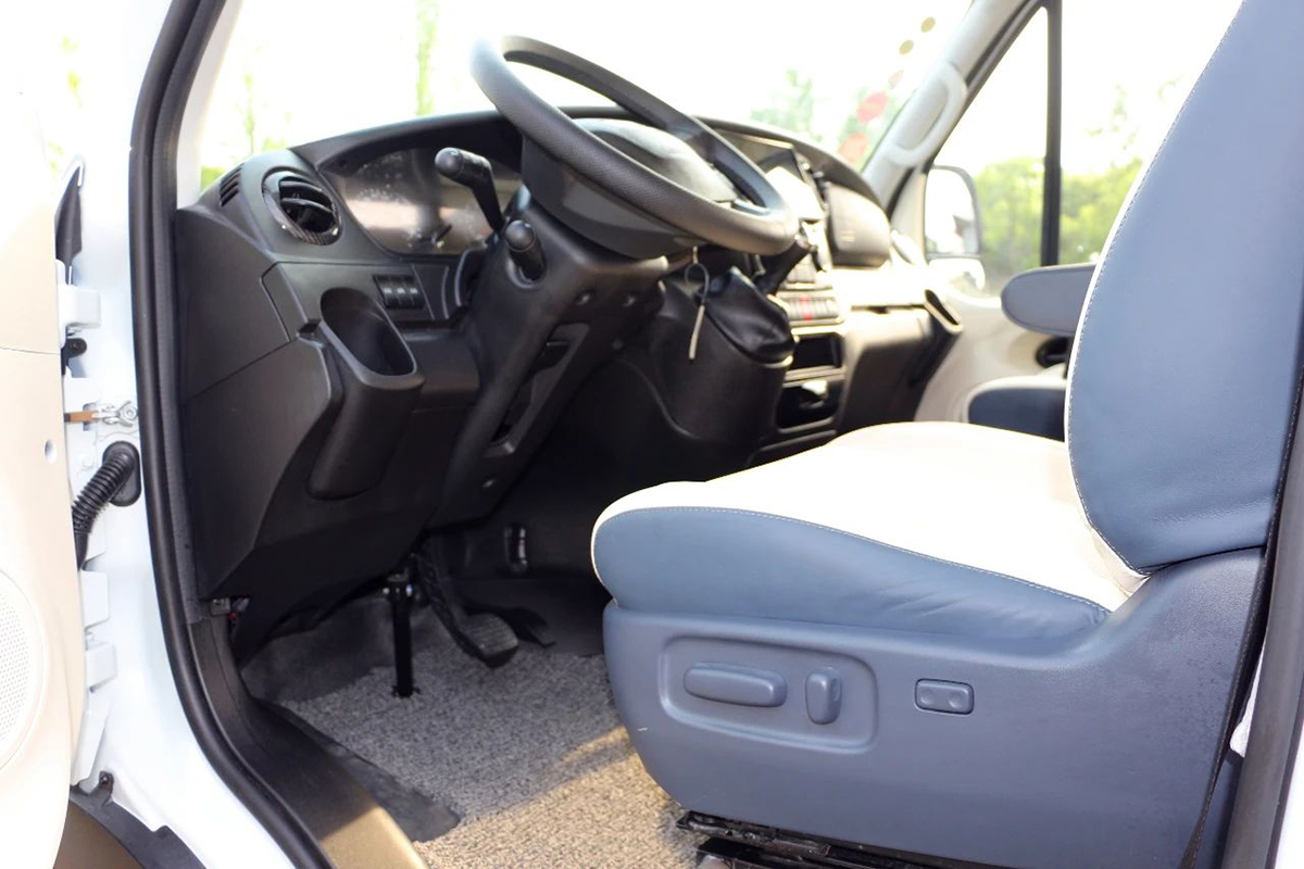 卫航定制版b型房车,卫航房车最新款大通v90后双轮b型