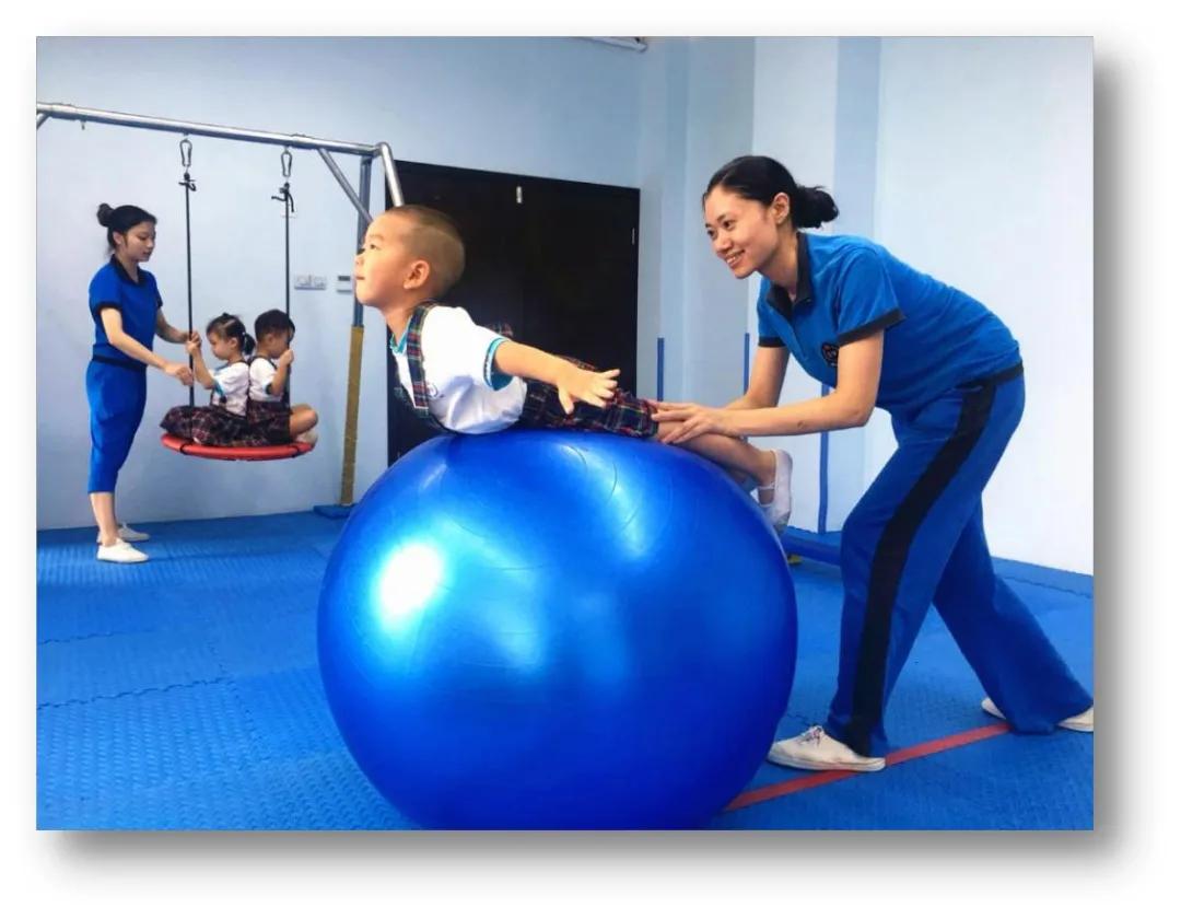 24名成都家长告诉你育文好在哪？受宠爱独生女竟变成贴心大姐姐