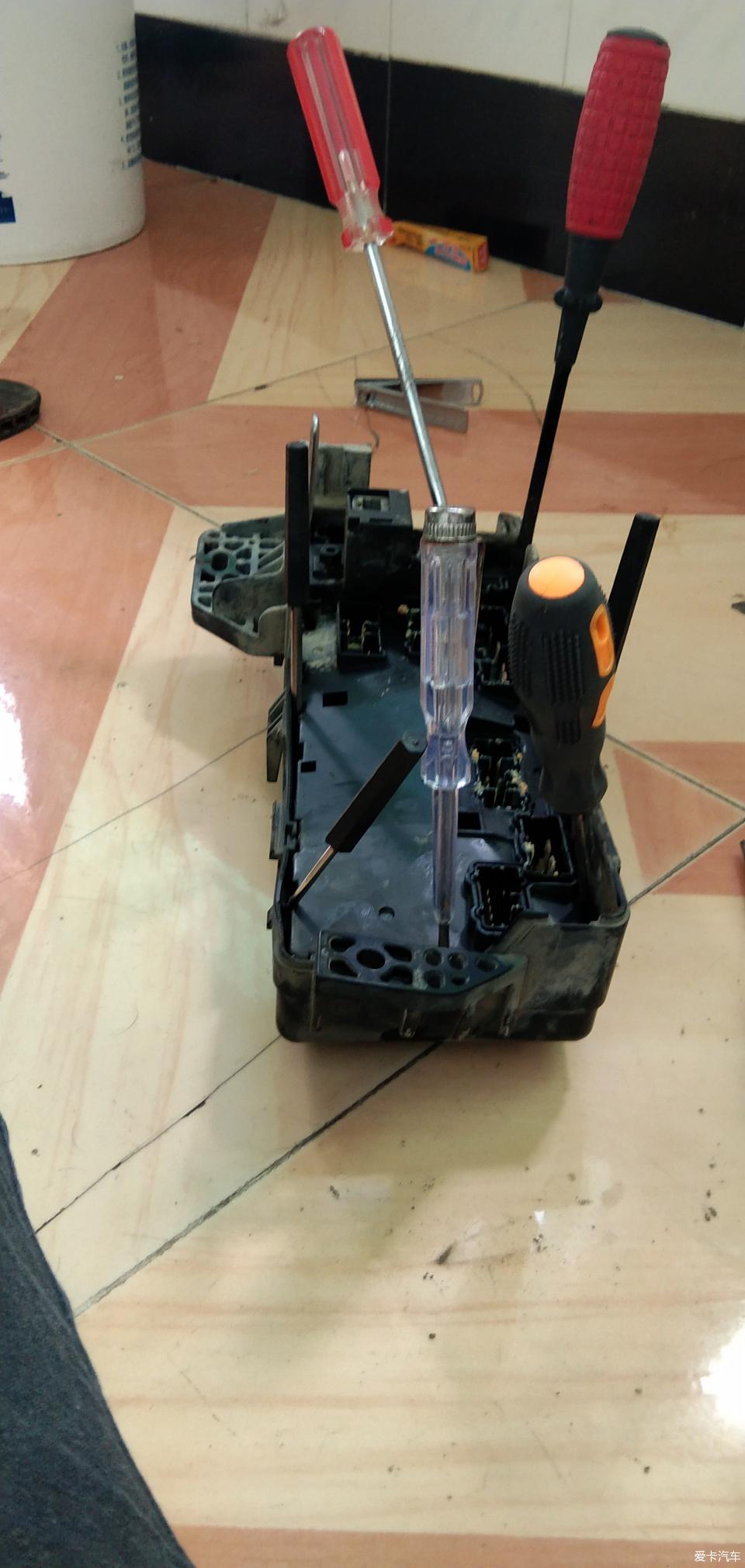 标致307汽车远光灯关不掉怎么解决,远光灯的正确关闭方法