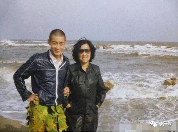 从万人力挺到群嘲，只要两年