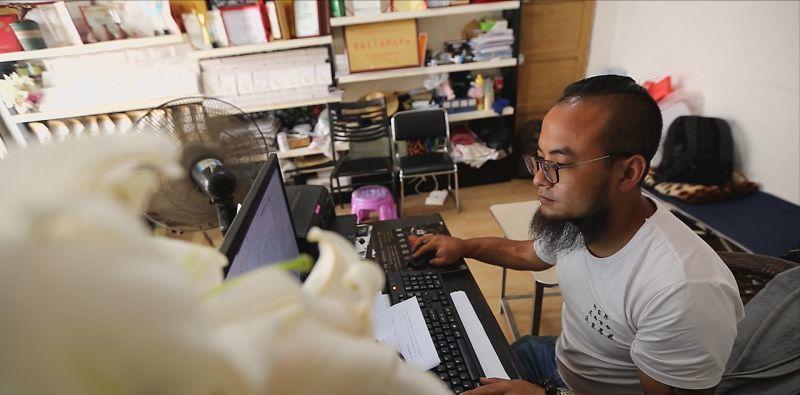 湖南小伙返乡创业种蔬菜,农村小伙创业卖花