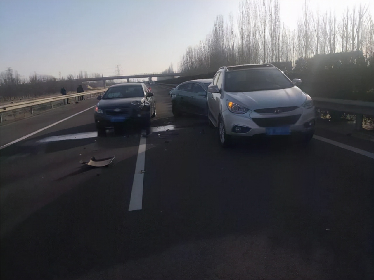 刮到路边违停的车，没注意开走了怎么办