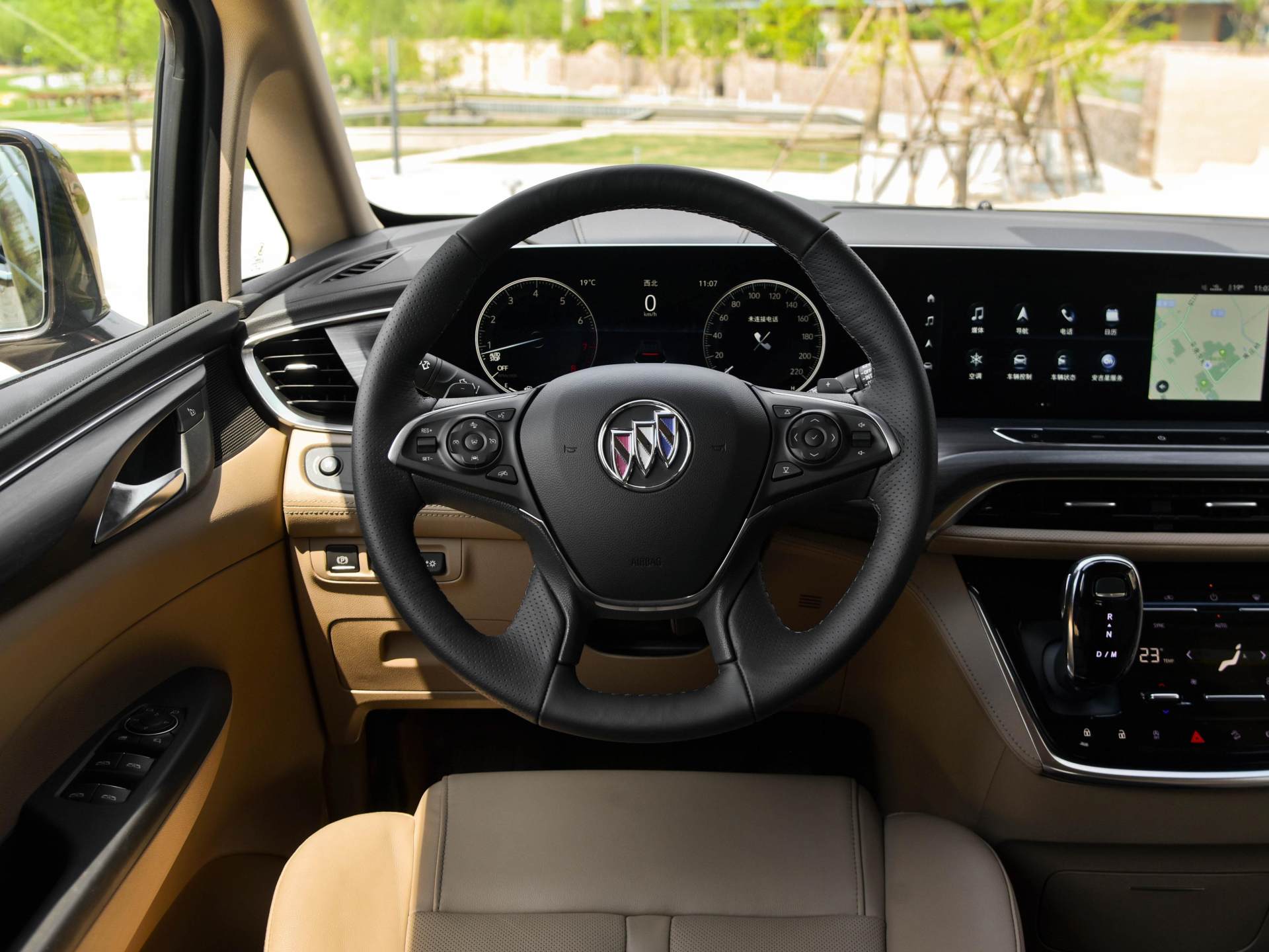 新款别克gl8陆上公务舱轻混版,别克gl8mpv价格一览表