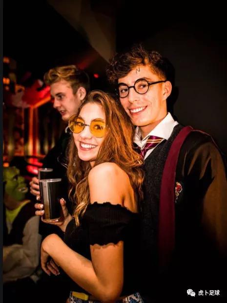 足球球员与球迷的暖情时刻,足球运动员与球迷的暖心时刻