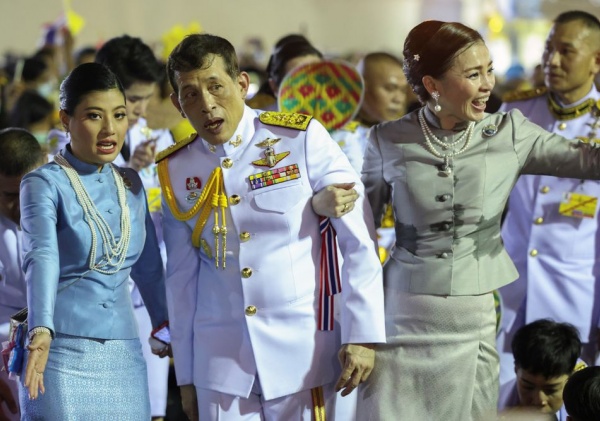 还是泰国华裔富婆潇洒!穿花裙亮相比花儿美,拒绝泰王求爱真明智