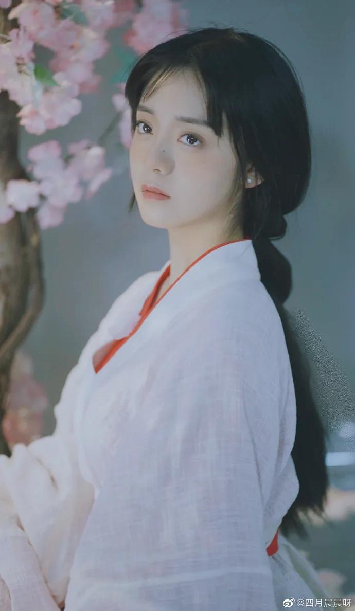 00后女孩演绎四大名著美女,凭一个造型火出圈,200万网友点赞