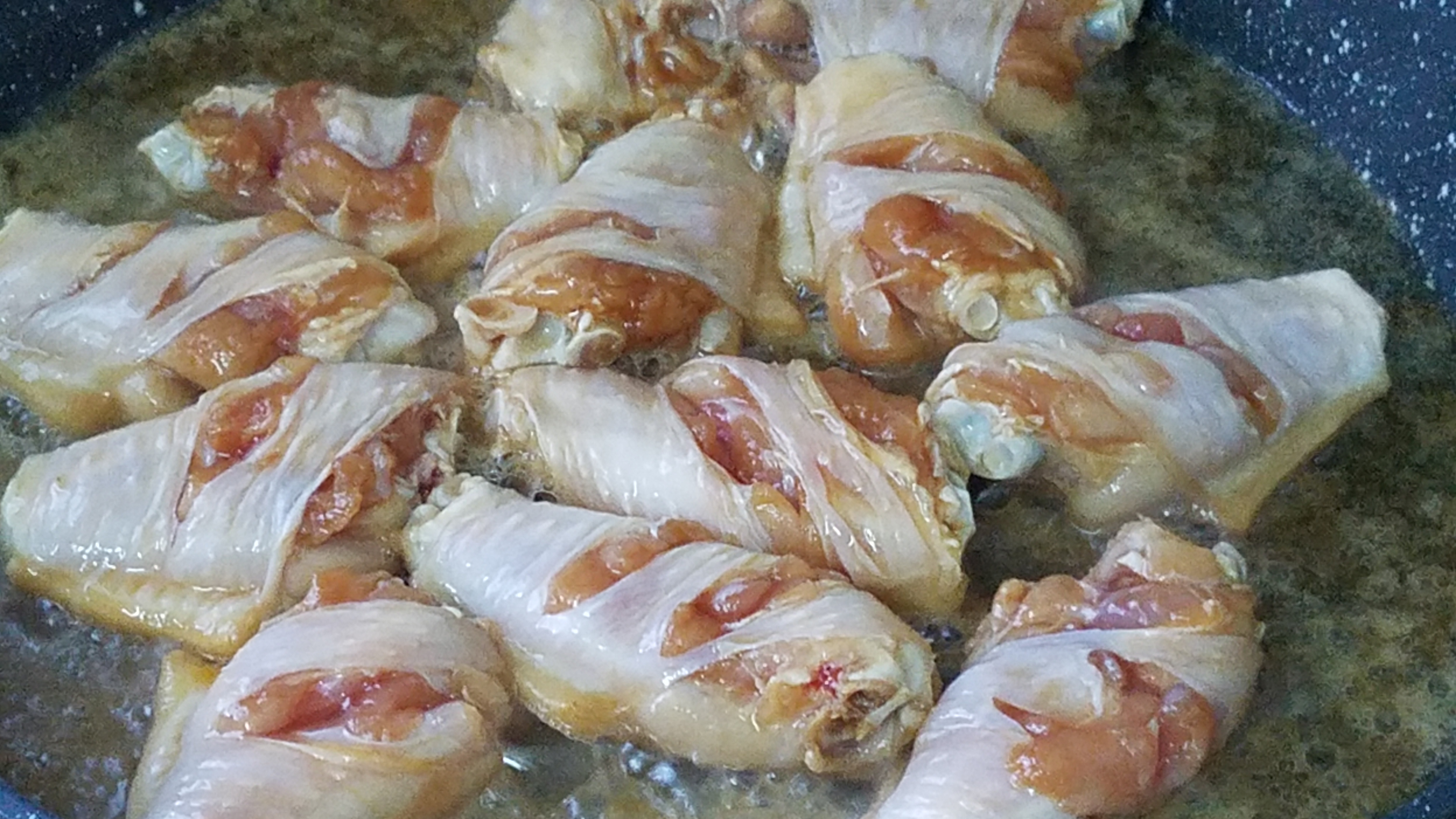 香喷喷的烤鸡奥尔良鸡翅,在家也能做香喷喷的鸡翅包饭