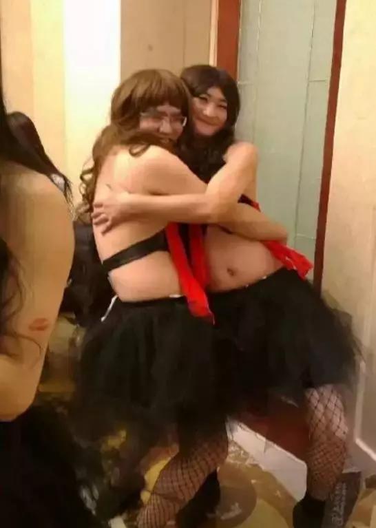 半裸、*舞艳**、排队与老板接吻……为了躲掉公司年会，我辞职了