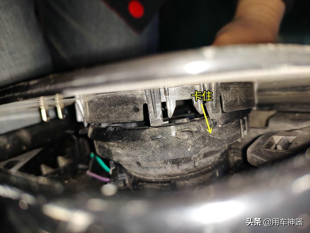 拒绝去4S店当冤大头，3分钟学会这招，后视镜片损坏也能单换