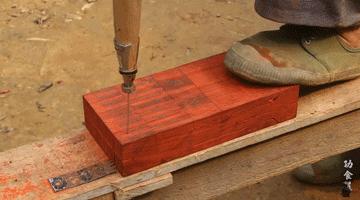 63岁中国大爷靠玩木头火到国外,61岁大爷惊呆外国人