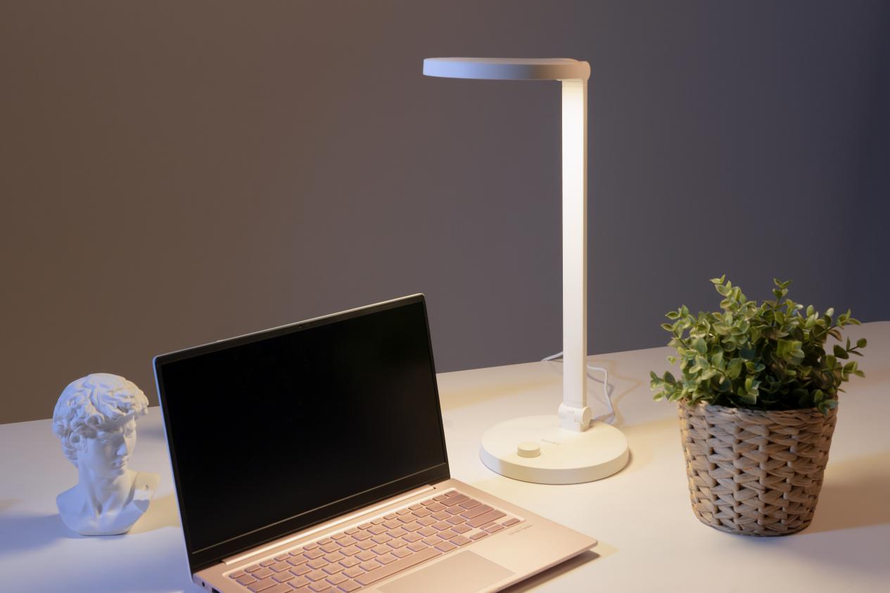 灯光柔和安全可靠，学习、工作真需要航嘉护眼台灯评测