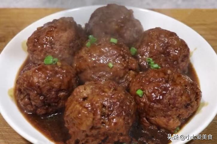 红烧狮子头怎么烧最好吃不要辣,不知道吃什么好时可吃红烧狮子头