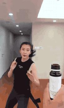 如何踢瓶子教学,怎么学会花式踢瓶子