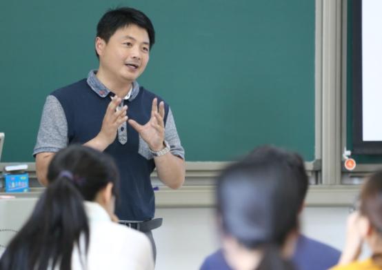 老师批改作业被学生骂,老师被曝批改作业写侮辱性评语