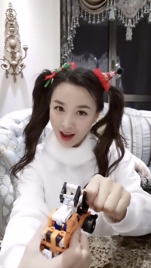 张庭扎两个羊角辫录视频卖萌，50岁依然少女感满满，毫无违和感